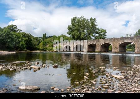 Crickhowell Bridge, eine aus dem 18. Jahrhundert stammende Bogenbrücke, die den Fluss Usk, Crickhowell, Powys, Südwales, Großbritannien, überspannt Stockfoto