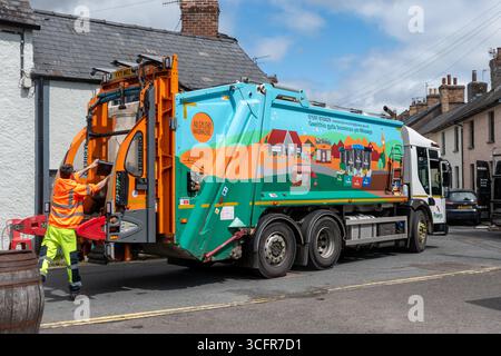Müllwagen (Müllwagen, Müllwagen) mit Müllcontainer, der Abfall für das Recycling sammelt, in Crickhowell, einer walisischen Stadt in Powys, Südwales, Großbritannien Stockfoto