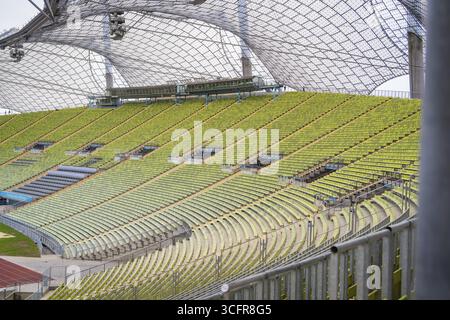 Detailansicht der grünen Sitzreihen in einem leeren modernen Stadion mit Glasdach, Olympiapark, München, Deutschland Stockfoto