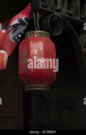 chinesische Laterne aus rotem Stoff hängt über der Veranda, Kopierraum Stockfoto