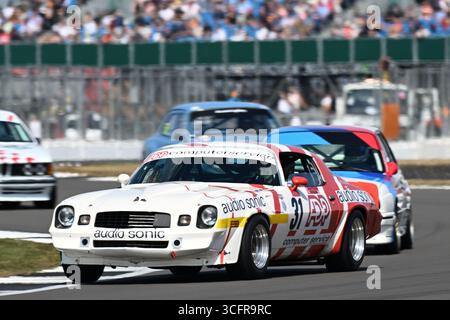 Silverstone Circuit, Northamptonshire, Großbritannien. August 2025; Silverstone Circuit, Northamptonshire, England; Silverstone Festival Day 3 2025; THORPE / QUAIFE in einem Chevrolet Camaro während der Adrian Flux Trophy für MRL Historic Touring Car Challenge Stockfoto