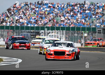 Silverstone Circuit, Northamptonshire, Großbritannien. August 2025; Silverstone Circuit, Northamptonshire, England; Silverstone Festival Day 3 2025; WATTS / BUNCOMBE in einem Chevrolet Camaro während der Adrian Flux Trophy für MRL Historic Touring Car Challenge Stockfoto