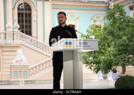 Kiew, Ukraine. August 2025. Der ukrainische Präsident Wolodymyr Zelenski spricht während der Pressekonferenz zum 34. Jahrestag der Unabhängigkeit der Ukraine im Präsidentenpalast. Der ukrainische Präsident Wolodymyr Zelenski begrüßte den kanadischen Premierminister Mark Carney anlässlich des Unabhängigkeitstages im Präsidentenpalast. Quelle: SOPA Images Limited/Alamy Live News Stockfoto