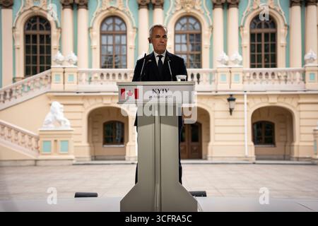 Kiew, Ukraine. August 2025. Der kanadische Premierminister Mark Carney spricht während der Pressekonferenz zum 34. Jahrestag der Unabhängigkeit der Ukraine im Präsidentenpalast. Der ukrainische Präsident Wolodymyr Zelenski begrüßte den kanadischen Premierminister Mark Carney anlässlich des Unabhängigkeitstages im Präsidentenpalast. Quelle: SOPA Images Limited/Alamy Live News Stockfoto