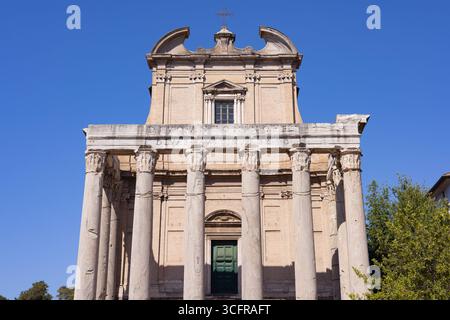 Der Tempel von Antoninus und Faustina in Rom, Italien Stockfoto