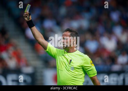 Nijmegen, Niederlande. August 2025. NIJMEGEN, NIEDERLANDE - 24. AUGUST: Schiedsrichter Bas Nijhuis während eines niederländischen Eredivisie-Spiels zwischen N.G. und NAC Breda im de Goffert Stadium am 24. August 2025 in Nijmegen, Niederlande. (Foto: Broer van den Boom/Orange Pictures) Credit: Orange Pics BV/Alamy Live News Stockfoto
