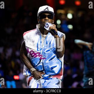 College Park, USA. August 2025. Sänger Jacquees tritt in der Halbzeit während des Basketballspiels zwischen den New York Liberty und den Atlanta Dream am 23. August 2025 in der Gateway Center Arena in College Park, GA, USA auf. (Foto: Lawrence Cooper/SIPA USA) Credit: SIPA USA/Alamy Live News Stockfoto