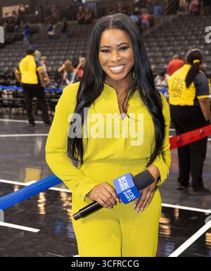 College Park, USA. August 2025. Keiana Martin berichtet für CBS Sports während der New York Liberty und des Atlanta Dream WNBA-Spiels in der Gateway Center Arena in College Park, GA, USA am 23. August 2025. (Foto: Lawrence Cooper/SIPA USA) Credit: SIPA USA/Alamy Live News Stockfoto