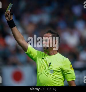 Nijmegen, Niederlande. August 2025. NIJMEGEN, NIEDERLANDE - 24. AUGUST: Schiedsrichter Bas Nijhuis während eines niederländischen Eredivisie-Spiels zwischen N.G. und NAC Breda im de Goffert Stadium am 24. August 2025 in Nijmegen, Niederlande. (Foto: Broer van den Boom/Orange Pictures) Credit: Orange Pics BV/Alamy Live News Stockfoto