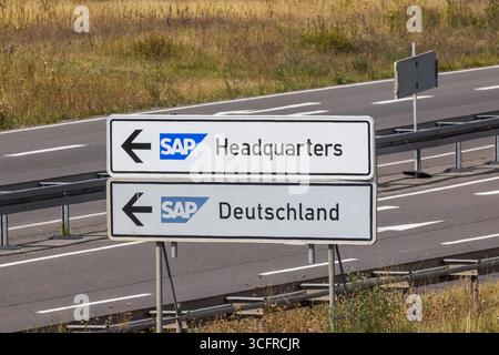 SAP Headquarters und SAP Deutschland. Verkehrsschild in Walldorf nahe der Unternehmenszentrale von SAP. // 24.08.2025: Walldorf Baden-Württemberg, Deutschland *** SAP-Hauptsitz und SAP Deutschland Verkehrszeichen in Walldorf nahe der SAP-Zentrale 24 08 2025 Walldorf Baden Württemberg, Deutschland Stockfoto