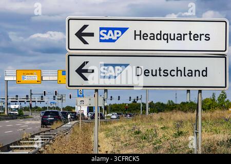 SAP Headquarters und SAP Deutschland. Verkehrsschild in Walldorf nahe der Unternehmenszentrale von SAP. // 24.08.2025: Walldorf Baden-Württemberg, Deutschland *** SAP-Hauptsitz und SAP Deutschland Verkehrszeichen in Walldorf nahe der SAP-Zentrale 24 08 2025 Walldorf Baden Württemberg, Deutschland Stockfoto