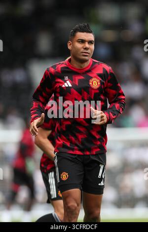 London, Großbritannien. August 2025. Manchester United Mittelfeldspieler Casemiro (18) wärmt sich am 24. August 2025 während des Spiels Fulham FC gegen Manchester United FC English Premier League im Craven Cottage, London, Großbritannien auf. Credit: Megan Ewens/Every Second Media Credit: Every Second Media/Alamy Live News Stockfoto