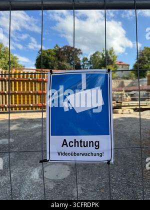 Achtung Schild Warnung wichtige Warnung bezüglich der Sicherheit im Baubereich für alle Stockfoto