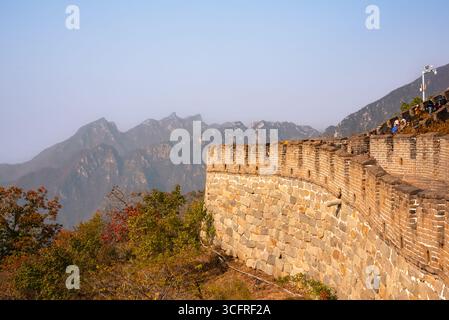 Die Chinesische Mauer, berühmtes Wahrzeichen in der Herbstlandschaft. Stockfoto