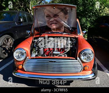 Kompressor-Benzinmotor in einem Austin MINI Stockfoto