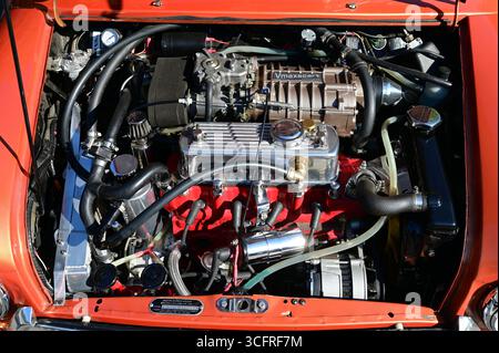 Kompressor-Benzinmotor in einem Austin MINI Stockfoto