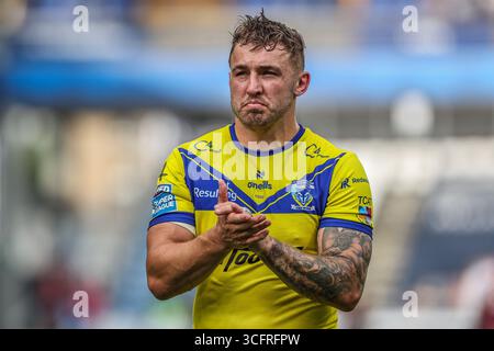 Sam Powell von Warrington Wolves applaudiert den Fans nach dem Spiel während des Spiels der Betfred Super League Runde 23 Huddersfield Giants vs Warrington Wolves im Accu Stadium, Huddersfield, Großbritannien, 24. August 2025 (Foto: Alfie Cosgrove/News Images) Stockfoto