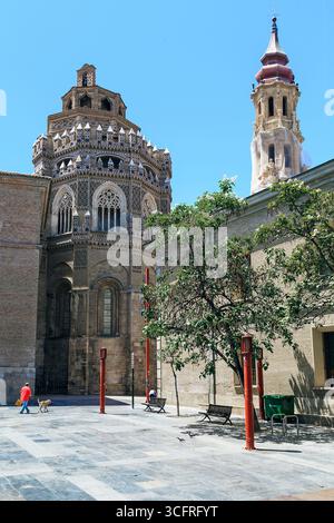 ZARAGOSA, SPANIEN - 26. MAI 2017: Dies ist die Apsis der Kathedrale von San Salvador im Mudéjar-Stil und der Glockenturm im Barockstil. Stockfoto
