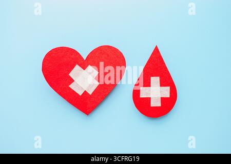 Weltgesundheitskonzept. Welthämophilie-Tag. Weltkugel mit Bluttropfenpapier geschnitten, Bluttransfusion. Spendertag, Bluttransfusion. Gesundheitstag Stockfoto