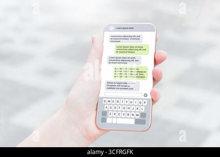 Frau hält ein weißes Smartphone mit einem leeren Bildschirm auf dem Hintergrund einer Stadtstraße, Rückansicht. Frau zeigt leeren Telefonbildschirm. Modell. Kopierbereich. Stockfoto