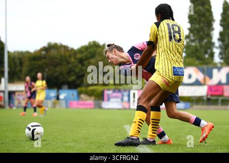 London, Großbritannien. August 2025. Lauren Heria (8 Dulwich Hamlet) wird von Ionie Morris (18 Chesham) während des FA Womens National League South East Spiels zwischen Dulwich Hamlet und Chesham in Champion Hill gehalten. Quelle: Liam Asman/Alamy Live News Stockfoto