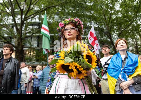 Berlin, Berlin, Deutschland. August 2025. Hunderte Ukrainer und Unterstützer versammelten sich am Sonntag, den 24. August 2025, in der Nähe der Kaiser-Wilhelm-Gedächtniskirche in Berlin, um den Unabhängigkeitstag der Ukraine zu feiern. Sie schwenkten blau-gelbe Fahnen und hielten Schilder, die Russland als "Terrorstaat" bezeichneten. Demonstranten skandierten und trugen Plakate, die mehr westliche militärische Unterstützung forderten, einschließlich der Lieferung von Taurus-Kreuzfahrtraketen in die Ukraine, und drängten Russland, Kinder zurückzubringen, die aus besetzten Gebieten genommen wurden. Quelle: ZUMA Press, Inc./Alamy Live News Stockfoto