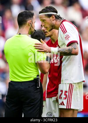 AMSTERDAM – (L-R) Schiedsrichter Marc Nagtegaal, Wout Weghorst of Ajax während des niederländischen Eredivisie-Spiels zwischen AFC Ajax und Heracles Almelo in der Johan Cruijff Arena am 24. August 2025 in Amsterdam, Niederlande. ANP OLAF KRAAK Stockfoto
