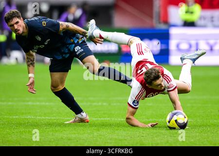 AMSTERDAM - (l-r) Ivan Mesik von Heracles Almelo, Youri Baas von Ajax während des niederländischen Eredivisie-Spiels zwischen AFC Ajax und Heracles Almelo in der Johan Cruijff Arena am 24. August 2025 in Amsterdam, Niederlande. ANP OLAF KRAAK Stockfoto