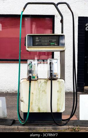 Stillgelegte und gesperrte Diesel- und Benzinpumpen in einer alten Garage, Ayrshire. Schottland, Großbritannien Stockfoto