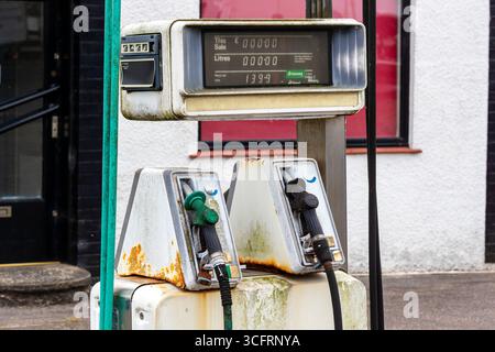 Stillgelegte und gesperrte Diesel- und Benzinpumpen in einer alten Garage, Ayrshire. Schottland, Großbritannien Stockfoto