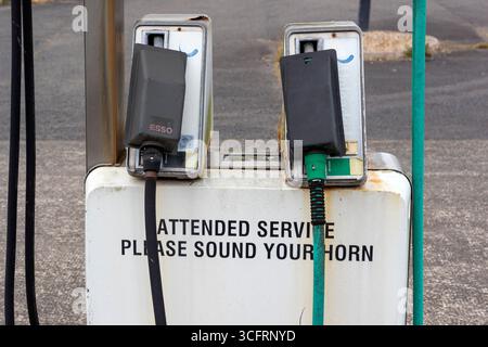 Stillgelegte und gesperrte Diesel- und Benzinpumpen in einer alten Garage, Ayrshire. Schottland, Großbritannien Stockfoto