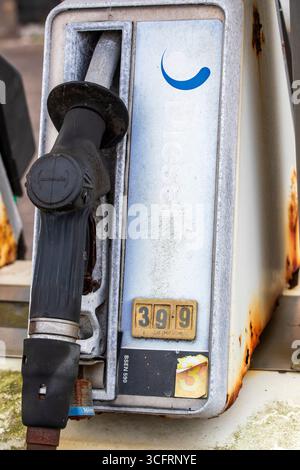 Stillgelegte und gesperrte Diesel- und Benzinpumpen in einer alten Garage, Ayrshire. Schottland, Großbritannien Stockfoto