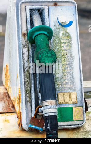 Stillgelegte und gesperrte Diesel- und Benzinpumpen in einer alten Garage, Ayrshire. Schottland, Großbritannien Stockfoto