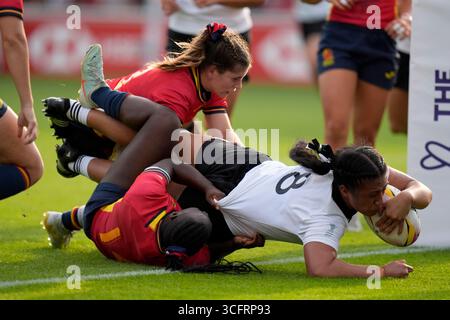 Die Neuseelängerin Liana Mikaele-Tu'u erzielt ihren dritten Versuch während des Spiels der Frauen-Rugby-Weltmeisterschaft 2025 Pool C im York Community Stadium. Bilddatum: Sonntag, 24. August 2025. Stockfoto