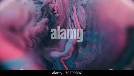 Unscharfer Tintenfluss. Marmorstruktur. Unscharfe rosa lila blaue Farbe Glitter Acryl Wassertropfen, die sich auf abstraktem Kunsthintergrund verbreiten. Stockfoto