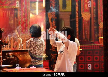 KUALA LUMPUR MALAYSIA 24/8/2025 .Hungry Ghost Festival 2025: Bedeutung, Rituale und TaboosDas Hungry Ghost Festival ist ein traditionelles taoistisches und buddhistisches Ereignis, das hauptsächlich von chinesischen Gemeinschaften beobachtet wird. Nach Meinung der Meinung öffnen sich hier die Tore der Hölle, sodass Geister in die Welt zurückkehren können. Die Ursprünge des Hungry Ghost Festivals können auf alte chinesische Folklore und buddhistische Texte zurückverfolgt werden. Nach der taoistischen Überzeugung werden in diesem Monat Geister vorübergehend aus der Unterwelt befreit. In buddhistischer Tradition stammt es aus dem Ullambana Sutra, wo ein Schüler, Maudgalyayana, Essen anbietet Stockfoto
