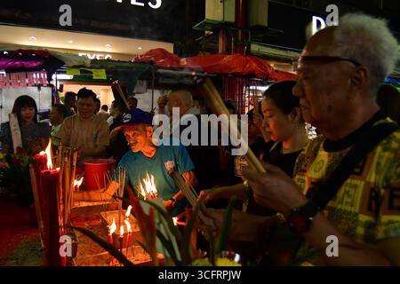 KUALA LUMPUR MALAYSIA 24/8/2025 .Hungry Ghost Festival 2025: Bedeutung, Rituale und TaboosDas Hungry Ghost Festival ist ein traditionelles taoistisches und buddhistisches Ereignis, das hauptsächlich von chinesischen Gemeinschaften beobachtet wird. Nach Meinung der Meinung öffnen sich hier die Tore der Hölle, sodass Geister in die Welt zurückkehren können. Die Ursprünge des Hungry Ghost Festivals können auf alte chinesische Folklore und buddhistische Texte zurückverfolgt werden. Nach der taoistischen Überzeugung werden in diesem Monat Geister vorübergehend aus der Unterwelt befreit. In buddhistischer Tradition stammt es aus dem Ullambana Sutra, wo ein Schüler, Maudgalyayana, Essen anbietet Stockfoto