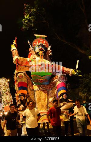 KUALA LUMPUR MALAYSIA 24/8/2025 .Hungry Ghost Festival 2025: Bedeutung, Rituale und TaboosDas Hungry Ghost Festival ist ein traditionelles taoistisches und buddhistisches Ereignis, das hauptsächlich von chinesischen Gemeinschaften beobachtet wird. Nach Meinung der Meinung öffnen sich hier die Tore der Hölle, sodass Geister in die Welt zurückkehren können. Die Ursprünge des Hungry Ghost Festivals können auf alte chinesische Folklore und buddhistische Texte zurückverfolgt werden. Nach der taoistischen Überzeugung werden in diesem Monat Geister vorübergehend aus der Unterwelt befreit. In buddhistischer Tradition stammt es aus dem Ullambana Sutra, wo ein Schüler, Maudgalyayana, Essen anbietet Stockfoto