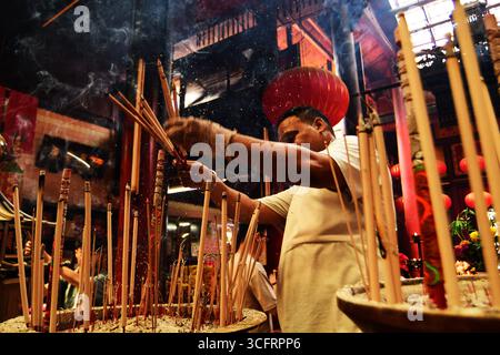KUALA LUMPUR MALAYSIA 24/8/2025 .Hungry Ghost Festival 2025: Bedeutung, Rituale und TaboosDas Hungry Ghost Festival ist ein traditionelles taoistisches und buddhistisches Ereignis, das hauptsächlich von chinesischen Gemeinschaften beobachtet wird. Nach Meinung der Meinung öffnen sich hier die Tore der Hölle, sodass Geister in die Welt zurückkehren können. Die Ursprünge des Hungry Ghost Festivals können auf alte chinesische Folklore und buddhistische Texte zurückverfolgt werden. Nach der taoistischen Überzeugung werden in diesem Monat Geister vorübergehend aus der Unterwelt befreit. In buddhistischer Tradition stammt es aus dem Ullambana Sutra, wo ein Schüler, Maudgalyayana, Essen anbietet Stockfoto