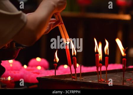 KUALA LUMPUR MALAYSIA 24/8/2025 .Hungry Ghost Festival 2025: Bedeutung, Rituale und TaboosDas Hungry Ghost Festival ist ein traditionelles taoistisches und buddhistisches Ereignis, das hauptsächlich von chinesischen Gemeinschaften beobachtet wird. Nach Meinung der Meinung öffnen sich hier die Tore der Hölle, sodass Geister in die Welt zurückkehren können. Die Ursprünge des Hungry Ghost Festivals können auf alte chinesische Folklore und buddhistische Texte zurückverfolgt werden. Nach der taoistischen Überzeugung werden in diesem Monat Geister vorübergehend aus der Unterwelt befreit. In buddhistischer Tradition stammt es aus dem Ullambana Sutra, wo ein Schüler, Maudgalyayana, Essen anbietet Stockfoto