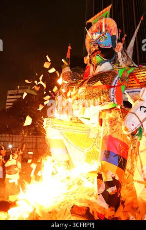 KUALA LUMPUR MALAYSIA 24/8/2025 .Hungry Ghost Festival 2025: Bedeutung, Rituale und TaboosDas Hungry Ghost Festival ist ein traditionelles taoistisches und buddhistisches Ereignis, das hauptsächlich von chinesischen Gemeinschaften beobachtet wird. Nach Meinung der Meinung öffnen sich hier die Tore der Hölle, sodass Geister in die Welt zurückkehren können. Die Ursprünge des Hungry Ghost Festivals können auf alte chinesische Folklore und buddhistische Texte zurückverfolgt werden. Nach der taoistischen Überzeugung werden in diesem Monat Geister vorübergehend aus der Unterwelt befreit. In buddhistischer Tradition stammt es aus dem Ullambana Sutra, wo ein Schüler, Maudgalyayana, Essen anbietet Stockfoto