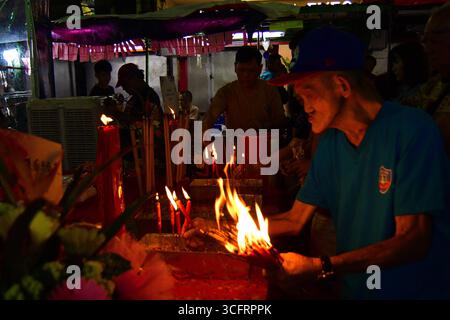 KUALA LUMPUR MALAYSIA 24/8/2025 .Hungry Ghost Festival 2025: Bedeutung, Rituale und TaboosDas Hungry Ghost Festival ist ein traditionelles taoistisches und buddhistisches Ereignis, das hauptsächlich von chinesischen Gemeinschaften beobachtet wird. Nach Meinung der Meinung öffnen sich hier die Tore der Hölle, sodass Geister in die Welt zurückkehren können. Die Ursprünge des Hungry Ghost Festivals können auf alte chinesische Folklore und buddhistische Texte zurückverfolgt werden. Nach der taoistischen Überzeugung werden in diesem Monat Geister vorübergehend aus der Unterwelt befreit. In buddhistischer Tradition stammt es aus dem Ullambana Sutra, wo ein Schüler, Maudgalyayana, Essen anbietet Stockfoto