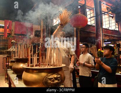 KUALA LUMPUR MALAYSIA 24/8/2025 .Hungry Ghost Festival 2025: Bedeutung, Rituale und TaboosDas Hungry Ghost Festival ist ein traditionelles taoistisches und buddhistisches Ereignis, das hauptsächlich von chinesischen Gemeinschaften beobachtet wird. Nach Meinung der Meinung öffnen sich hier die Tore der Hölle, sodass Geister in die Welt zurückkehren können. Die Ursprünge des Hungry Ghost Festivals können auf alte chinesische Folklore und buddhistische Texte zurückverfolgt werden. Nach der taoistischen Überzeugung werden in diesem Monat Geister vorübergehend aus der Unterwelt befreit. In buddhistischer Tradition stammt es aus dem Ullambana Sutra, wo ein Schüler, Maudgalyayana, Essen anbietet Stockfoto