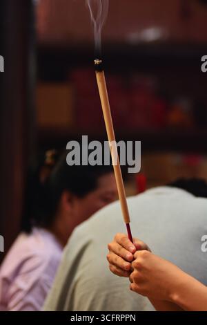 KUALA LUMPUR MALAYSIA 24/8/2025 .Hungry Ghost Festival 2025: Bedeutung, Rituale und TaboosDas Hungry Ghost Festival ist ein traditionelles taoistisches und buddhistisches Ereignis, das hauptsächlich von chinesischen Gemeinschaften beobachtet wird. Nach Meinung der Meinung öffnen sich hier die Tore der Hölle, sodass Geister in die Welt zurückkehren können. Die Ursprünge des Hungry Ghost Festivals können auf alte chinesische Folklore und buddhistische Texte zurückverfolgt werden. Nach der taoistischen Überzeugung werden in diesem Monat Geister vorübergehend aus der Unterwelt befreit. In buddhistischer Tradition stammt es aus dem Ullambana Sutra, wo ein Schüler, Maudgalyayana, Essen anbietet Stockfoto