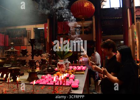 KUALA LUMPUR MALAYSIA 24/8/2025 .Hungry Ghost Festival 2025: Bedeutung, Rituale und TaboosDas Hungry Ghost Festival ist ein traditionelles taoistisches und buddhistisches Ereignis, das hauptsächlich von chinesischen Gemeinschaften beobachtet wird. Nach Meinung der Meinung öffnen sich hier die Tore der Hölle, sodass Geister in die Welt zurückkehren können. Die Ursprünge des Hungry Ghost Festivals können auf alte chinesische Folklore und buddhistische Texte zurückverfolgt werden. Nach der taoistischen Überzeugung werden in diesem Monat Geister vorübergehend aus der Unterwelt befreit. In buddhistischer Tradition stammt es aus dem Ullambana Sutra, wo ein Schüler, Maudgalyayana, Essen anbietet Stockfoto