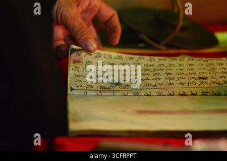 KUALA LUMPUR MALAYSIA 24/8/2025 .Hungry Ghost Festival 2025: Bedeutung, Rituale und TaboosDas Hungry Ghost Festival ist ein traditionelles taoistisches und buddhistisches Ereignis, das hauptsächlich von chinesischen Gemeinschaften beobachtet wird. Nach Meinung der Meinung öffnen sich hier die Tore der Hölle, sodass Geister in die Welt zurückkehren können. Die Ursprünge des Hungry Ghost Festivals können auf alte chinesische Folklore und buddhistische Texte zurückverfolgt werden. Nach der taoistischen Überzeugung werden in diesem Monat Geister vorübergehend aus der Unterwelt befreit. In buddhistischer Tradition stammt es aus dem Ullambana Sutra, wo ein Schüler, Maudgalyayana, Essen anbietet Stockfoto
