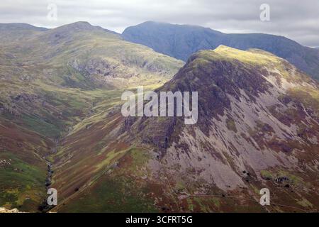 Yewbarrow im englischen Lake District, mit Säule in der Ferne Stockfoto
