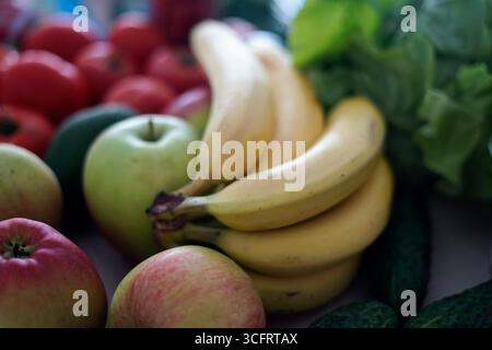 Eine lebendige Präsentation von frischem Obst und Gemüse auf einem Tisch Stockfoto