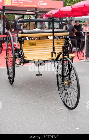 BERLIN - 10. MAI 2025: Das historische Automobil Benz Patent-Motorwagen, 1886. Classic Days Berlin. Stockfoto