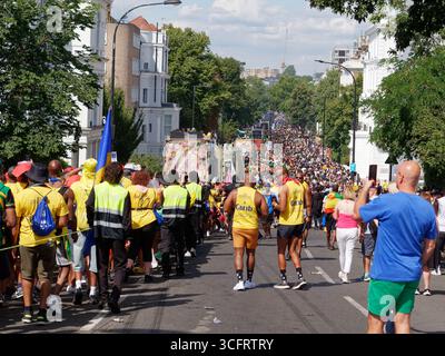 Große Menschenmenge entlang einer Straße während des Notting Hill Carnival, London. England, 24. August 2025 Stockfoto